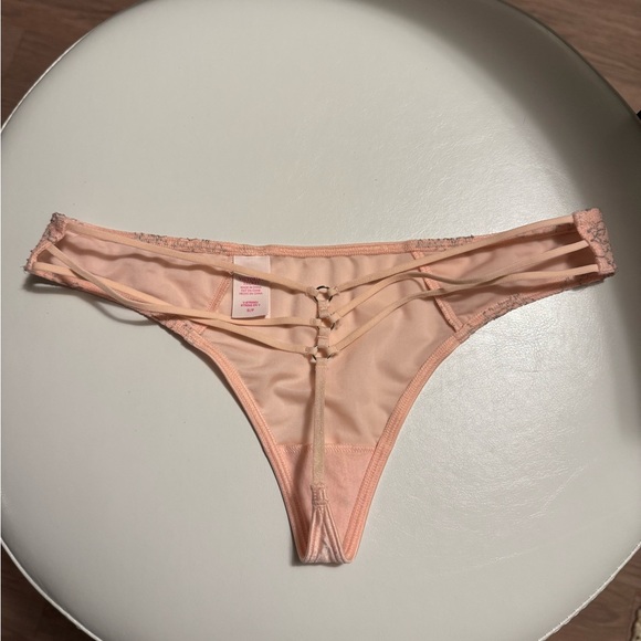 VS THE T-SHIRT Lightly Lined Demi Bra & Panty Set - Picture 9 of 10